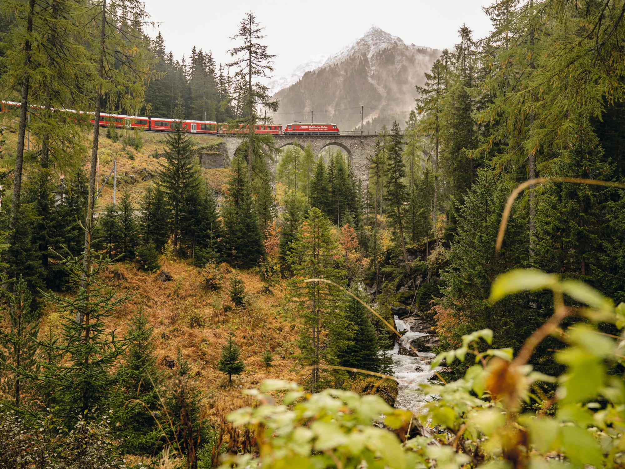 Die Rhaetisache Bahn auf dem Albulapass Viadukt zwischen Berguen und Preda.