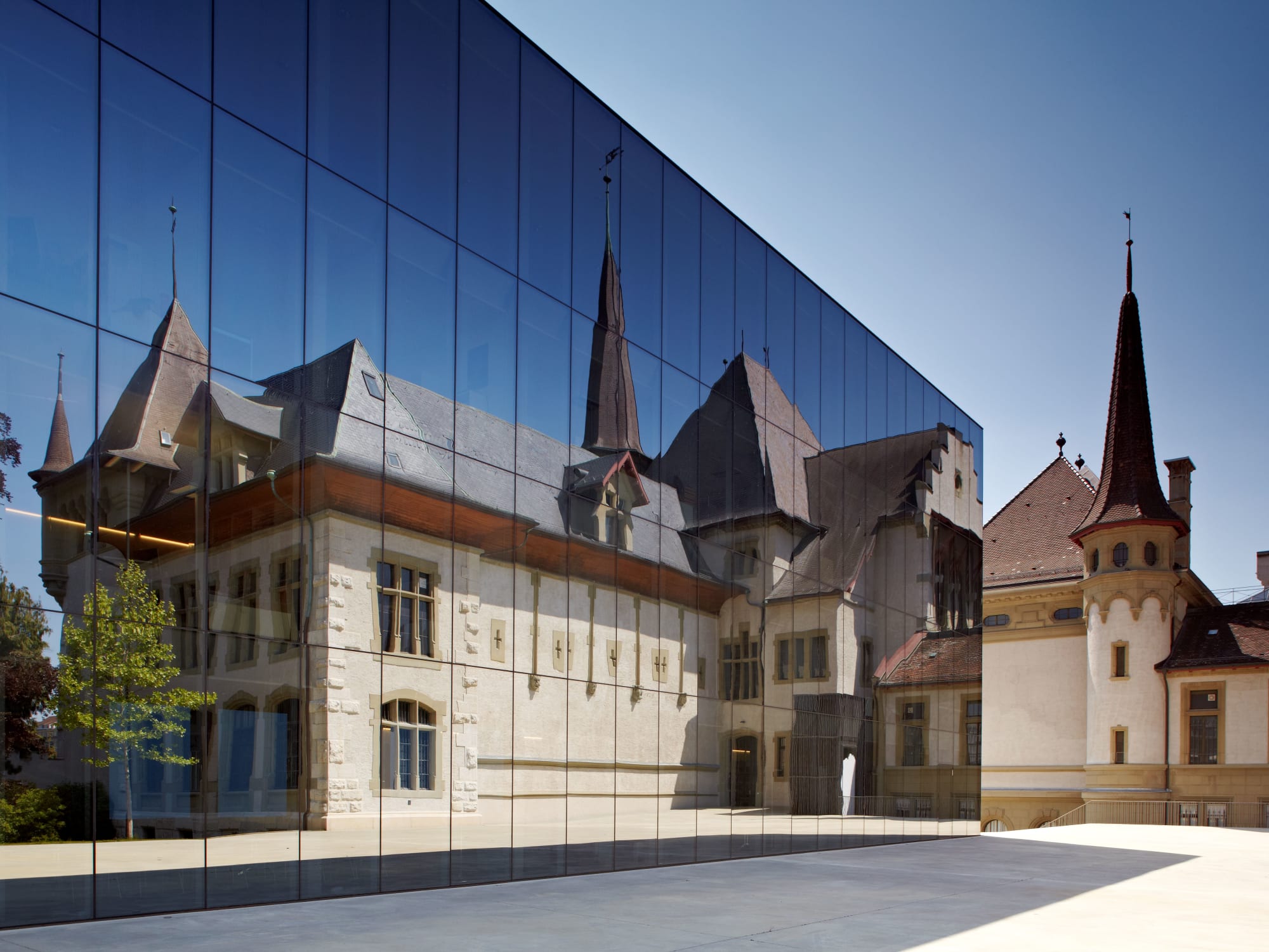 Glaskubus mit Spiegelbild des Bernischen Historischen Museum