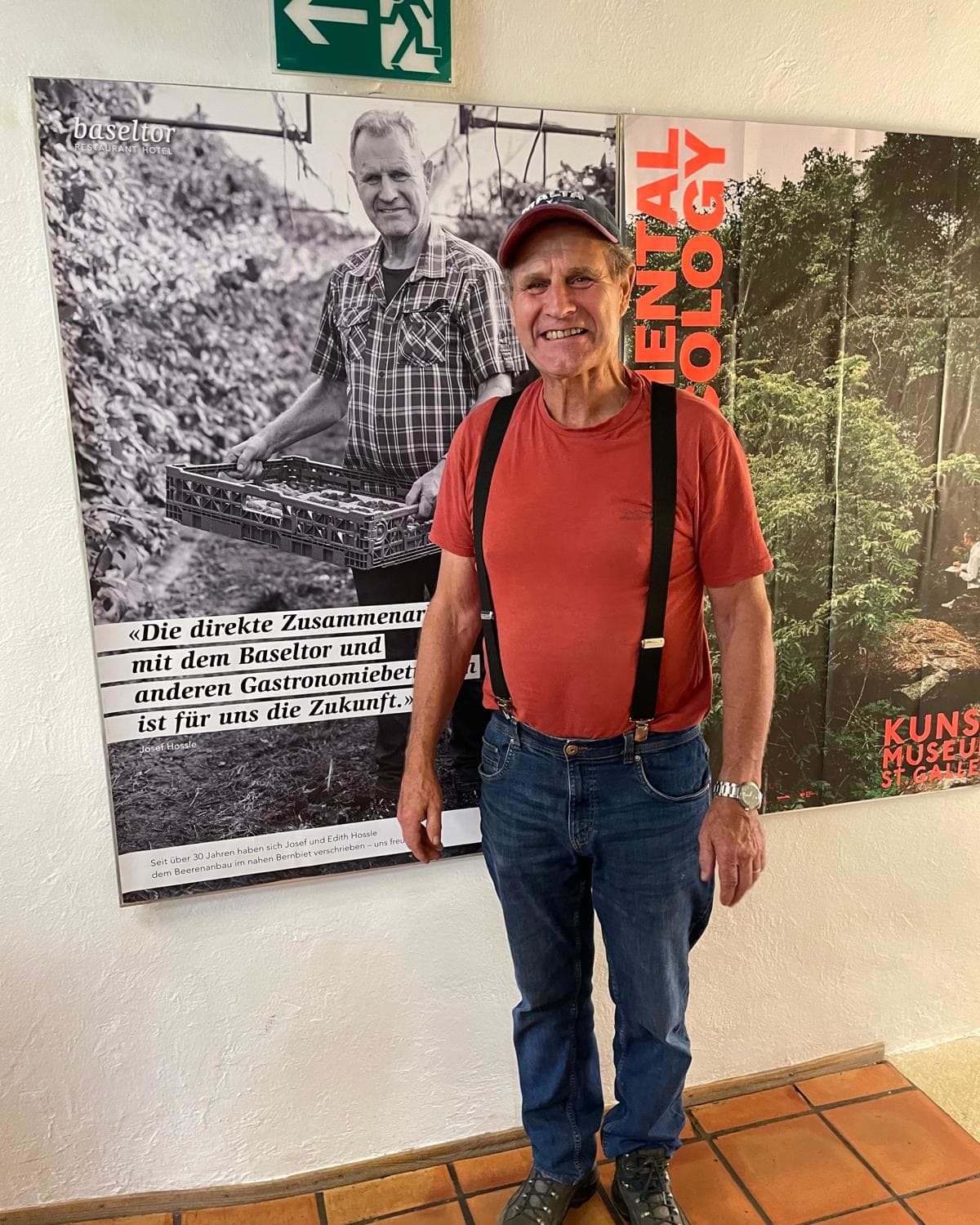 Mann steht vor Plakat über sich selbst als Lieferant