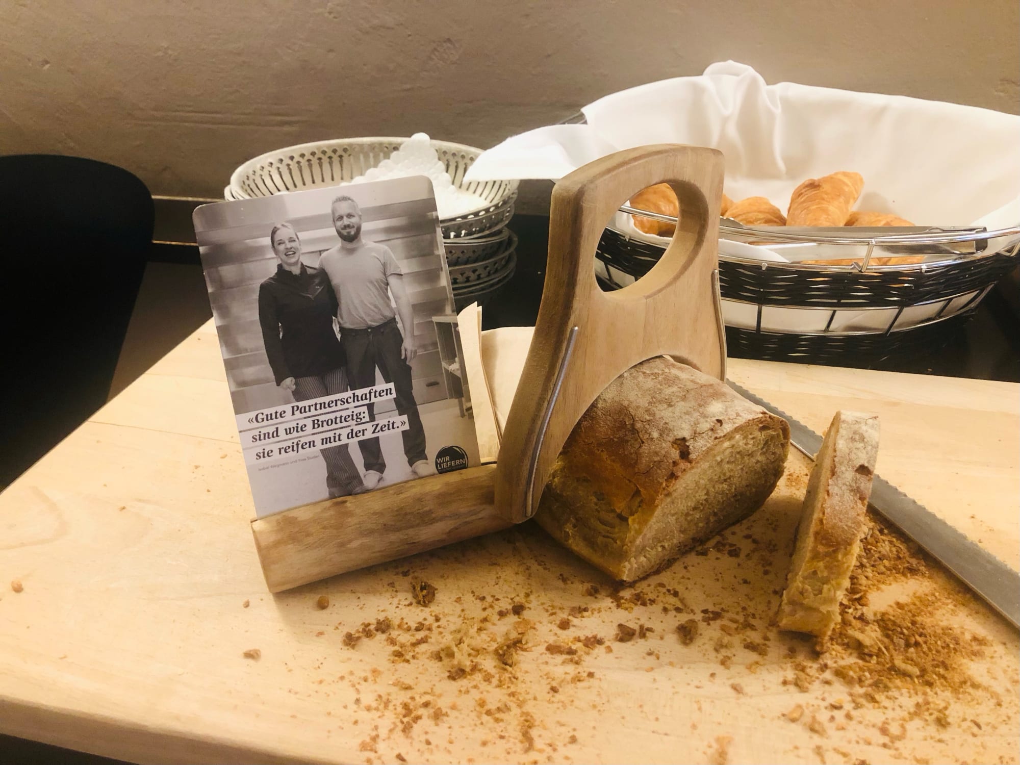 Lieferantenportrait neben Brot