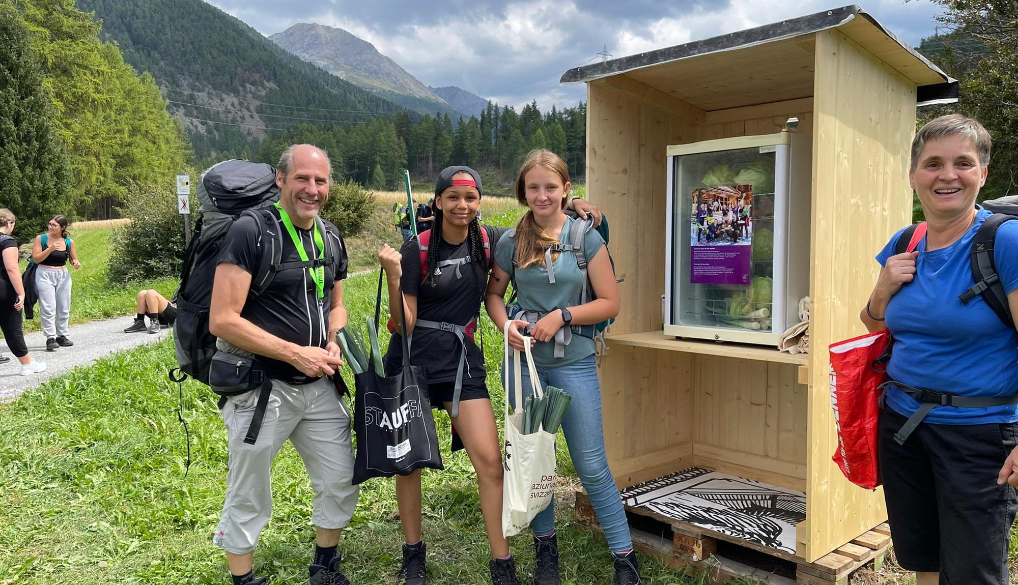 Wanderer beim Kühlschrank in Zernez