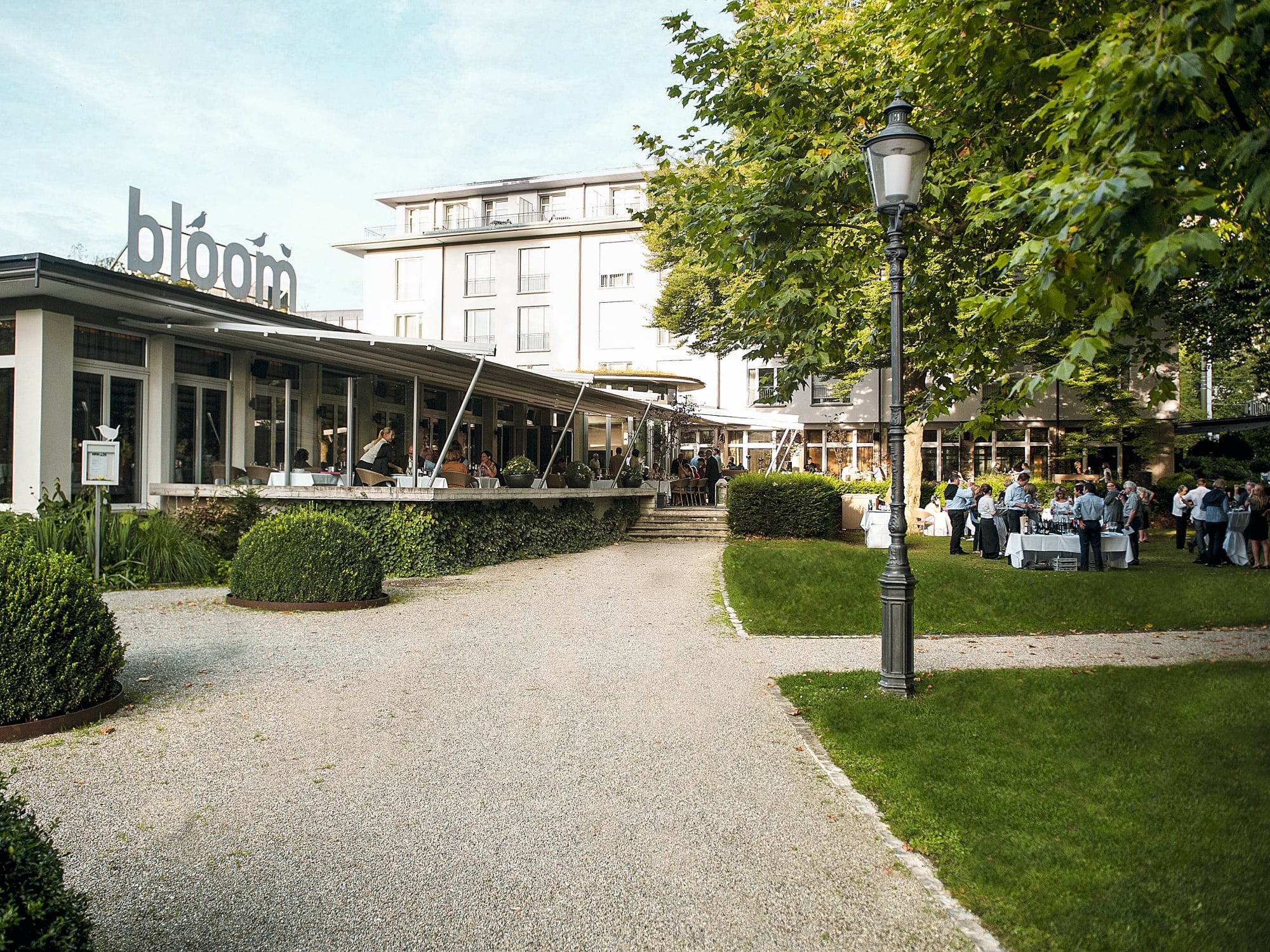 Weg zum Hotel mit Terrasse und Bäumen