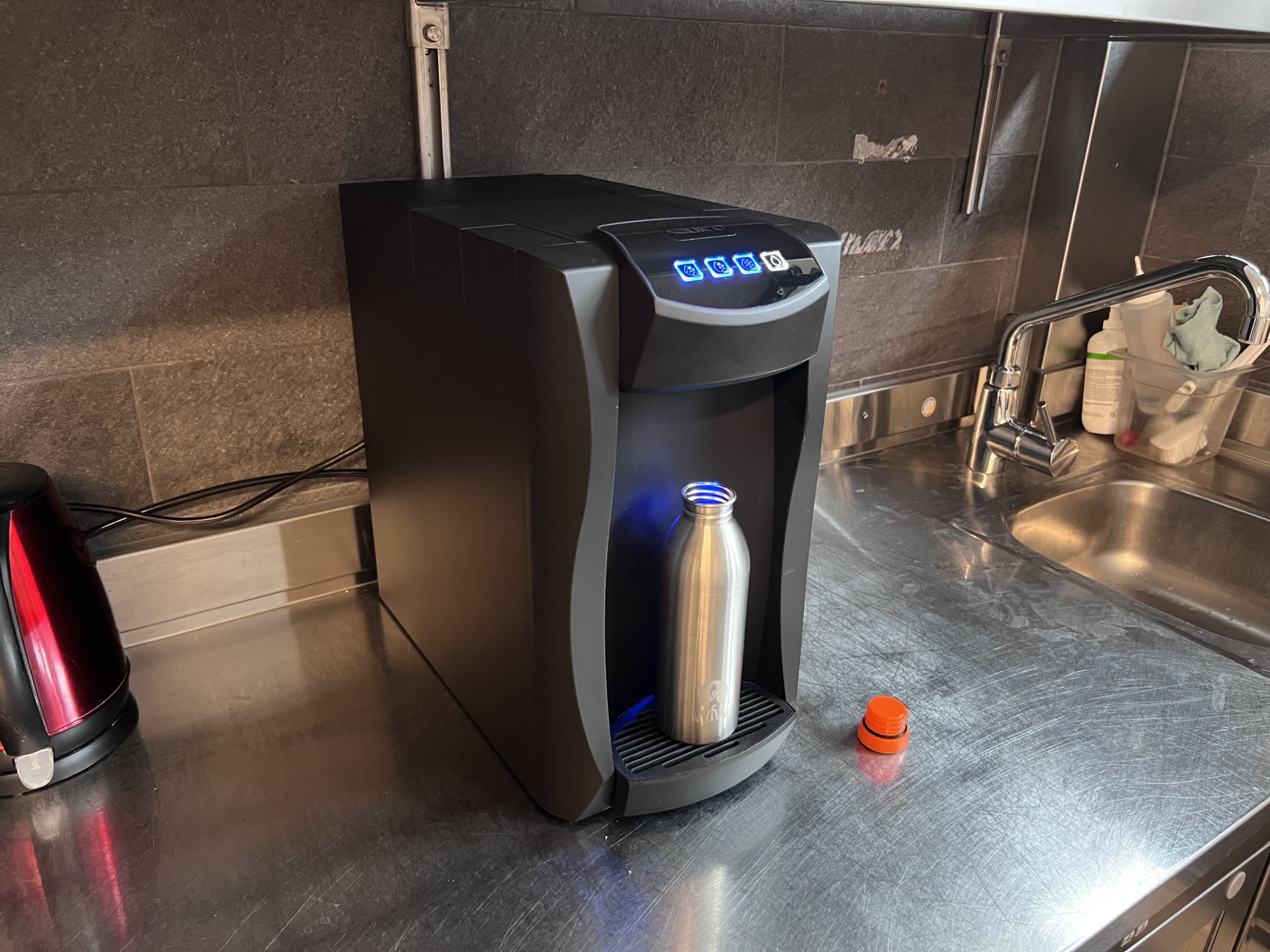 Wasserstation mit Chromstahlflasche