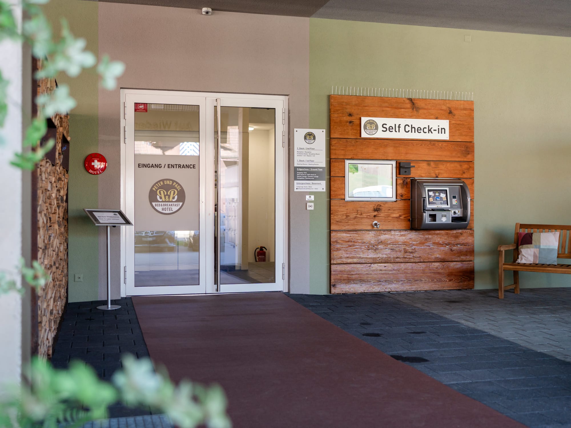 Porta d'ingresso dell'hotel con self check-in