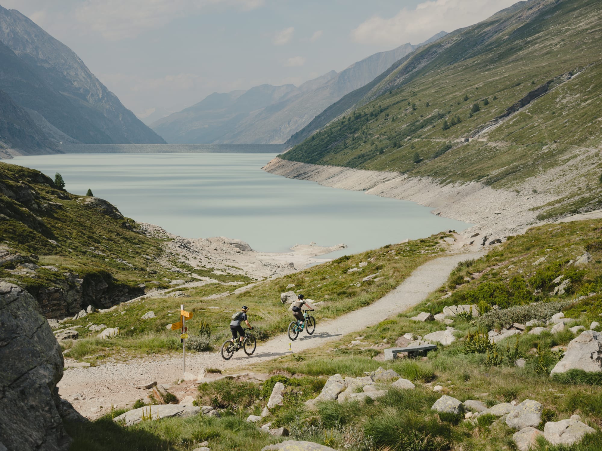 Deux cyclistes dans la région de Saas-Fee