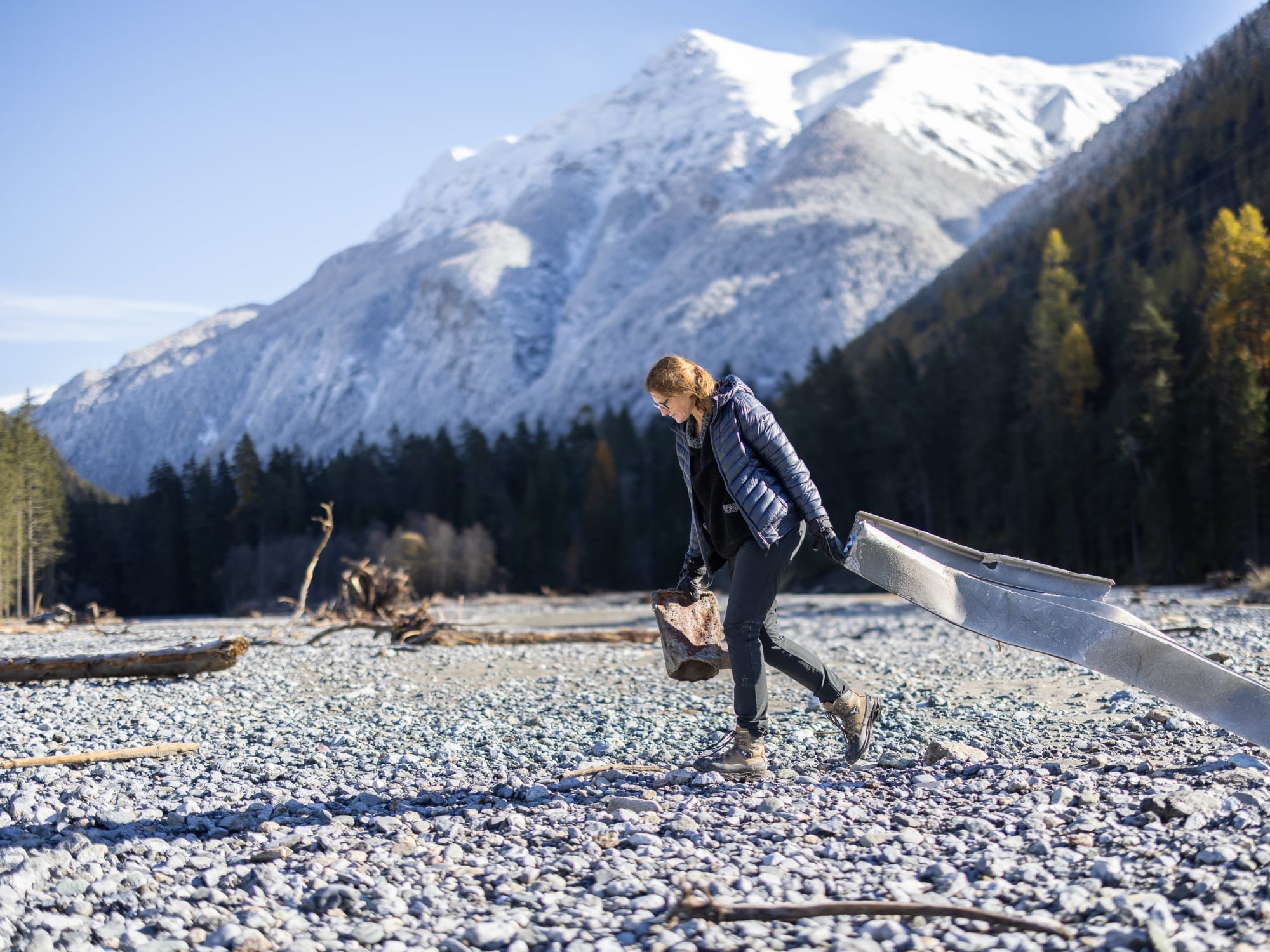 Frau am Clean-Up vor Bergkulisse