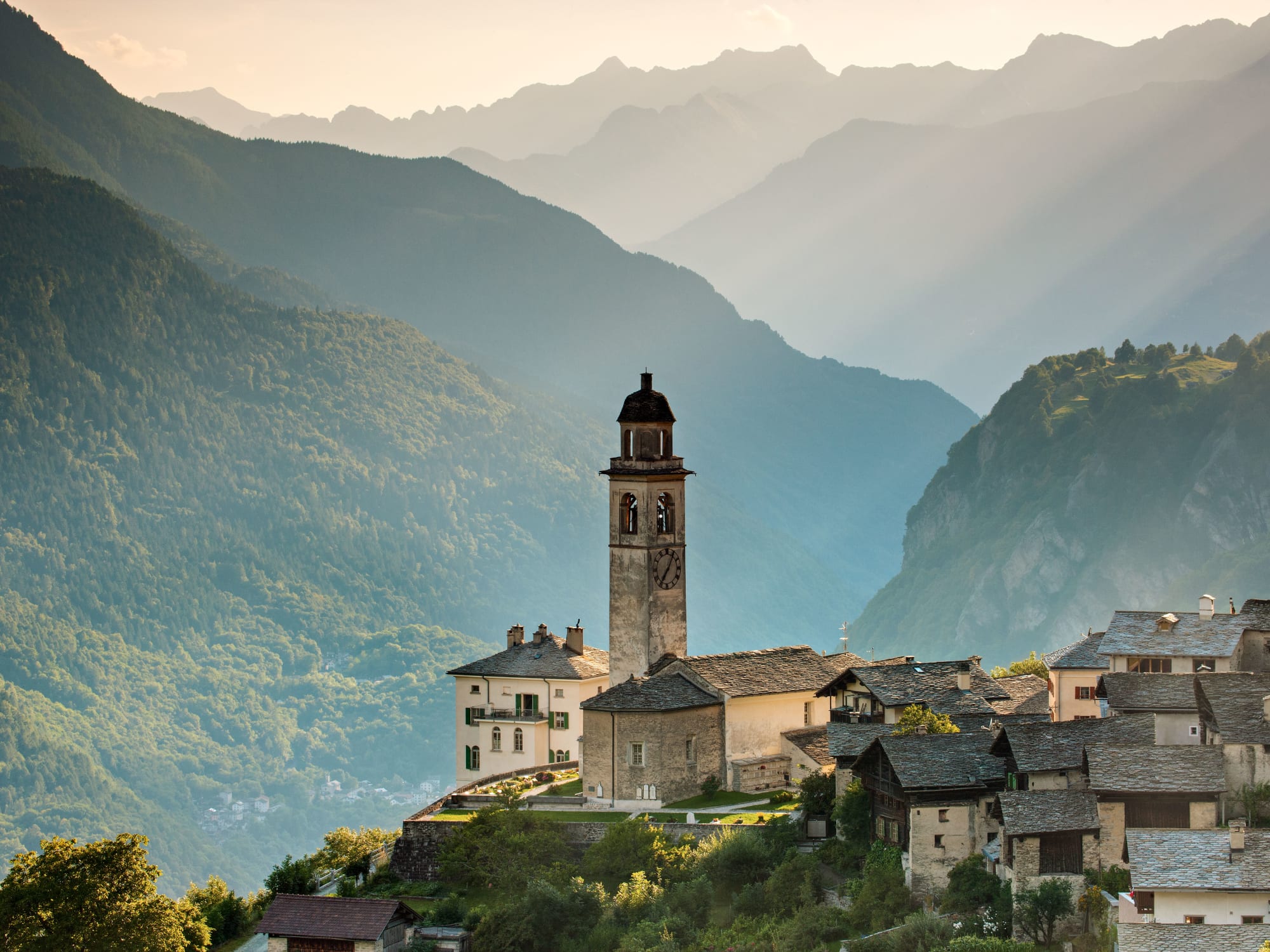 Blick auf die Dorfkirche und das Dorf Soglio