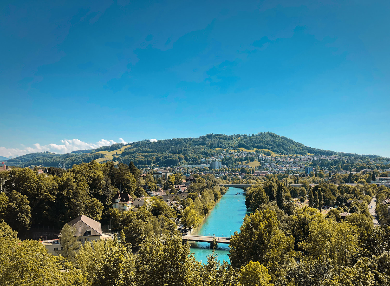 Stadt Bern. Aussicht auf die Aare und den Gurten.