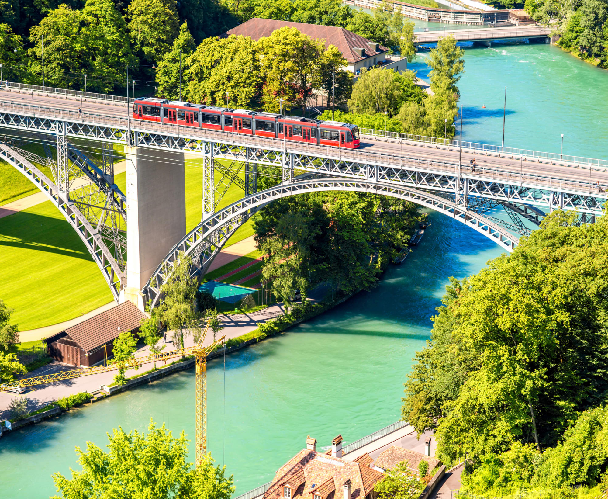 Vogelperspektive auf Kirchenfeldbrücke in Bern, Aare, rotes Tram fährt über die Brücke, Sommer