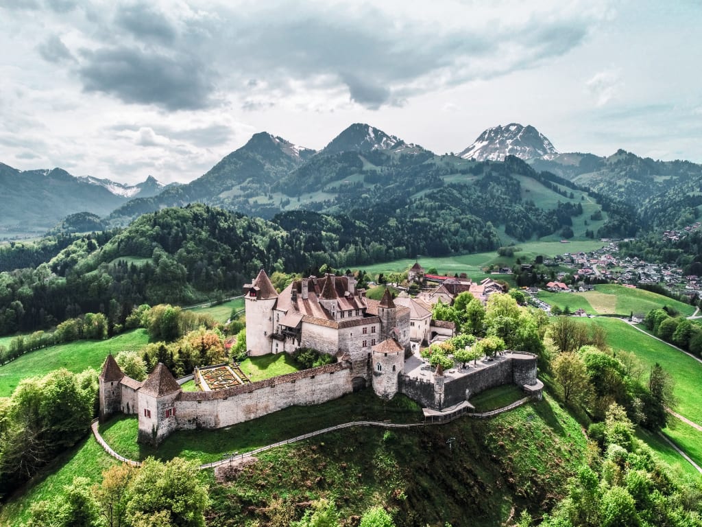 Il castello di Gruyère davanti a un panorama montano