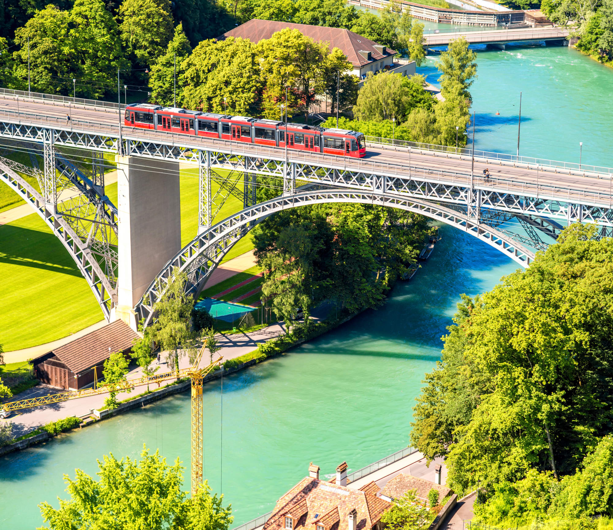 Vogelperspektive auf Kirchenfeldbrücke in Bern, Aare, rotes Tram fährt über die Brücke, Sommer