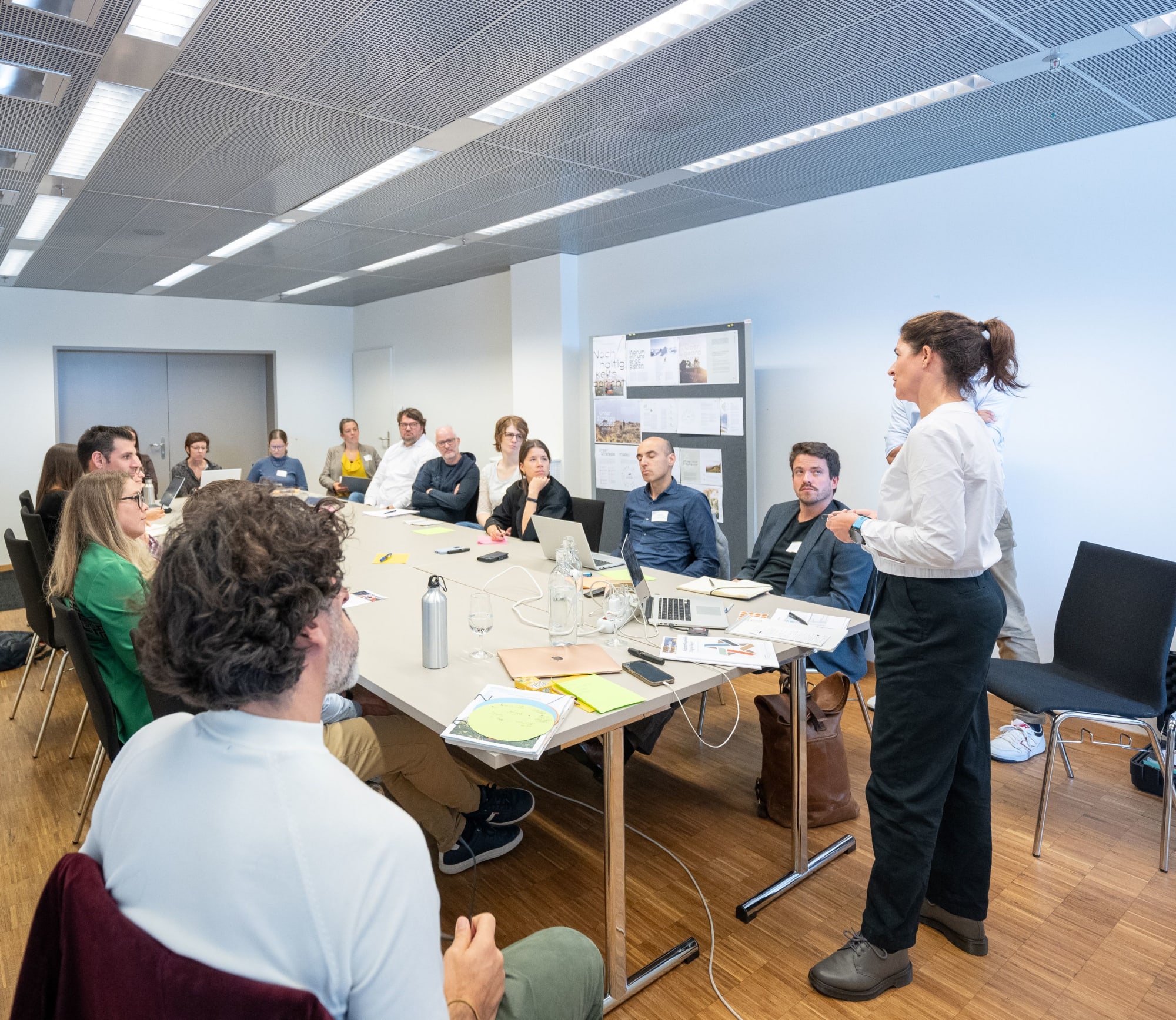 Plusieurs personnes discutent lors d'un atelier