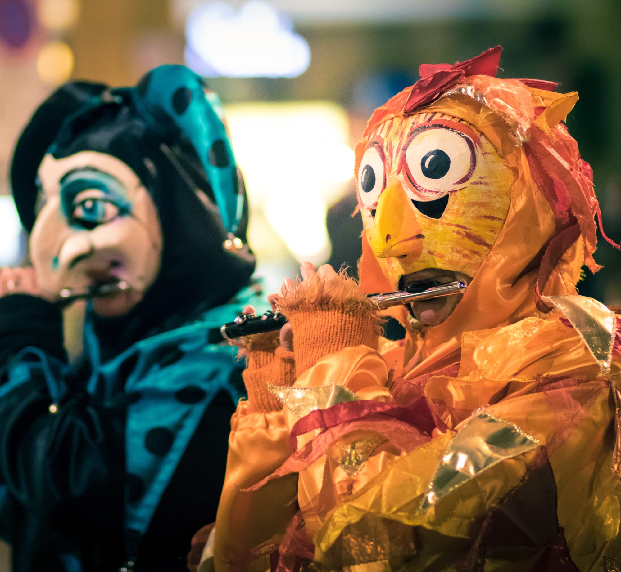 Zwei Personen in Kostüm spielen Piccolo an der Basler Fasnacht