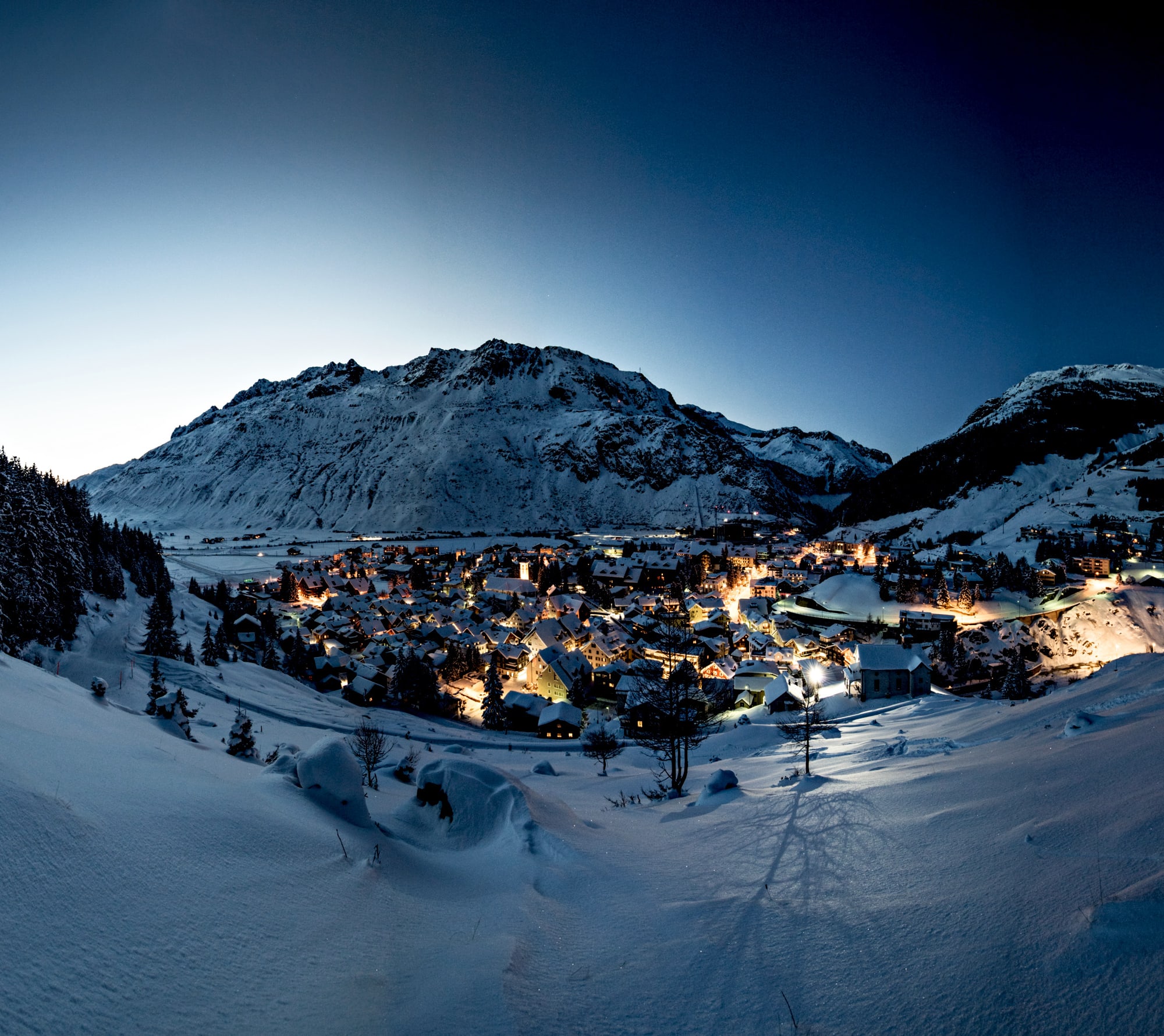 Schneebedecktes Dorf Andermatt in der Nacht.