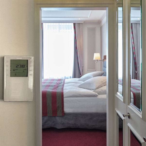 Einzelregulierungsgerät ausserhalb Hotelzimmer Hotel Schweizerhof Zürich