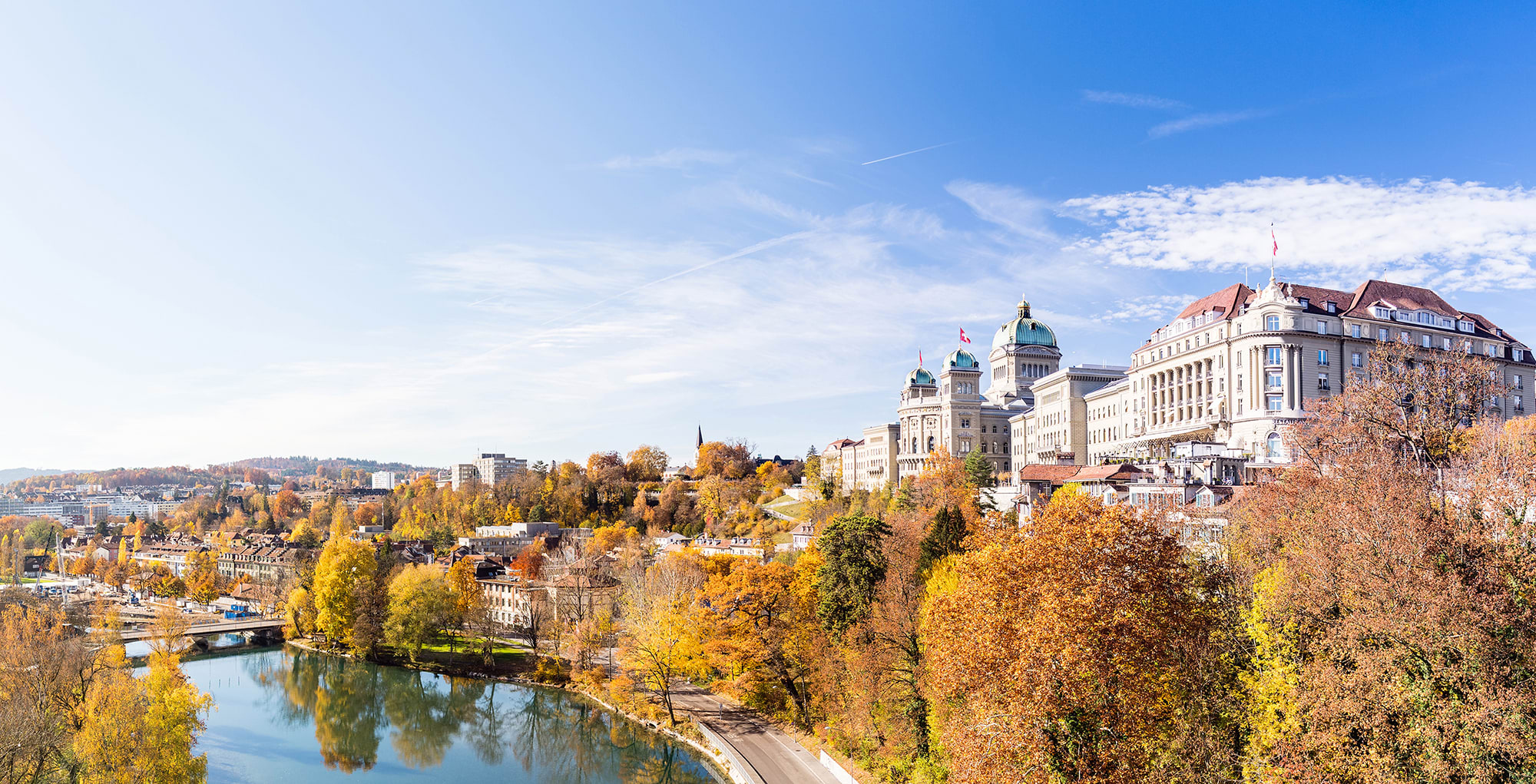 Stadt Bern. Aussicht auf das Bundeshaus, Hotel Bellevue Palace und Marziliquartier.