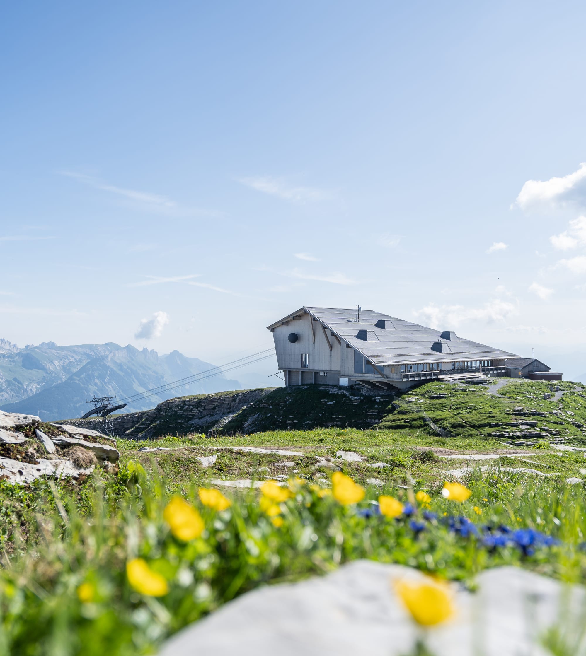 Das Bild zeigt die Bergstation auf dem Gipfel des Chäserrugg im Toggenburg.