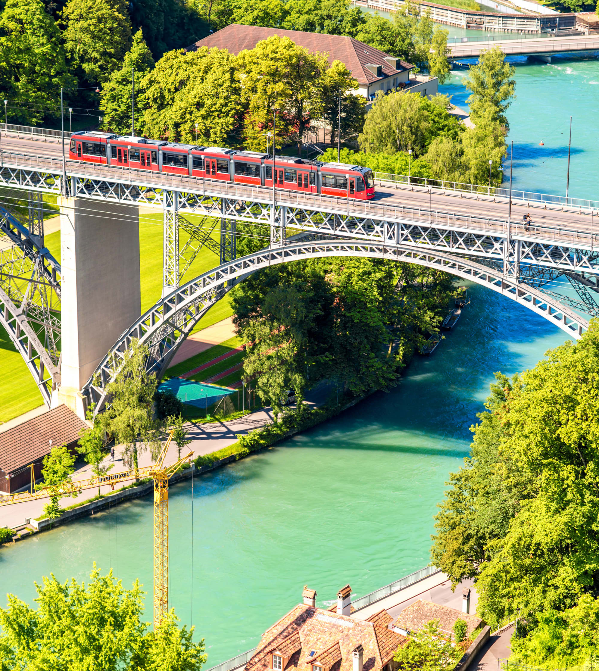 Vogelperspektive auf Kirchenfeldbrücke in Bern, Aare, rotes Tram fährt über die Brücke, Sommer