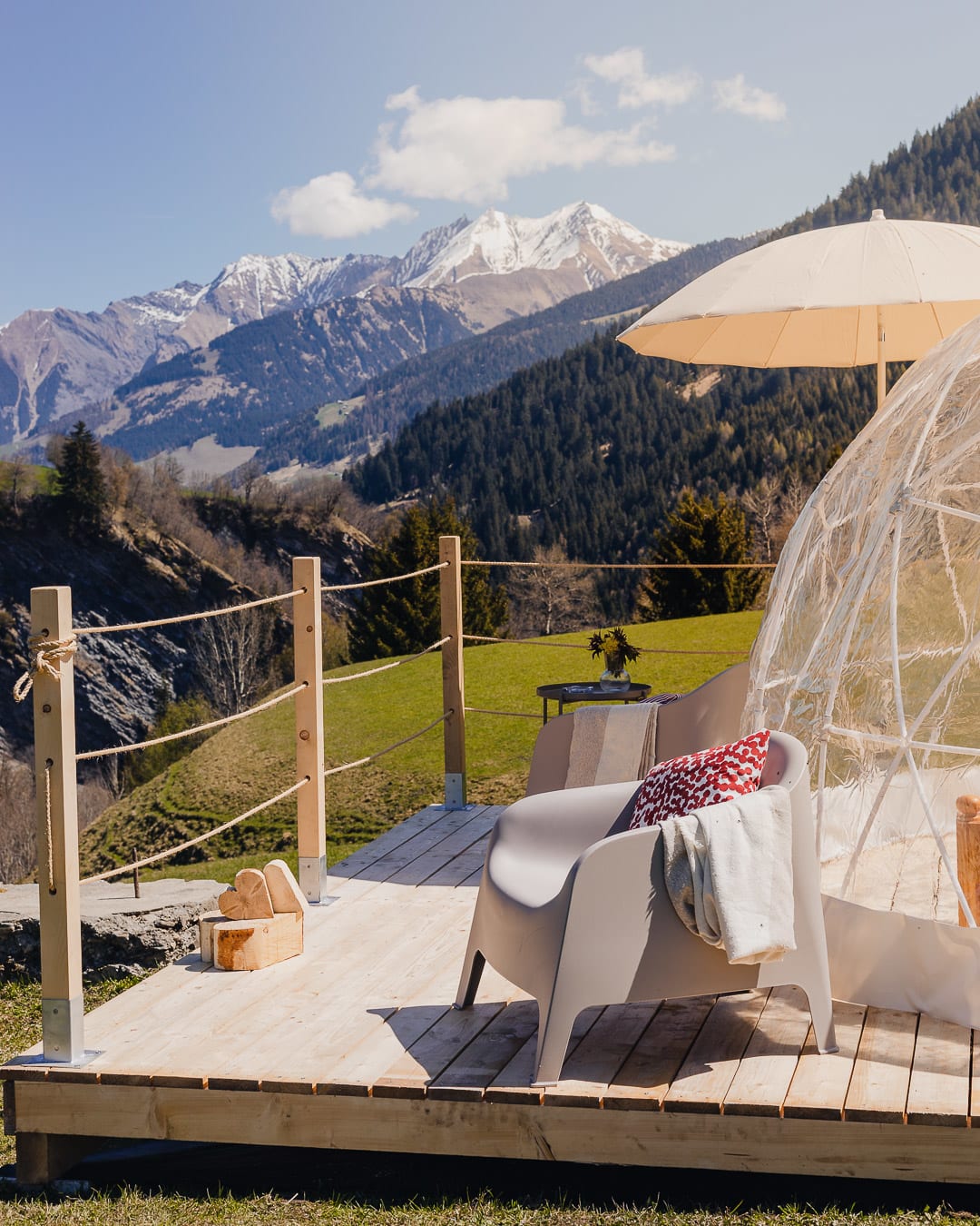 Bubble-Hotel in Berglandschaft