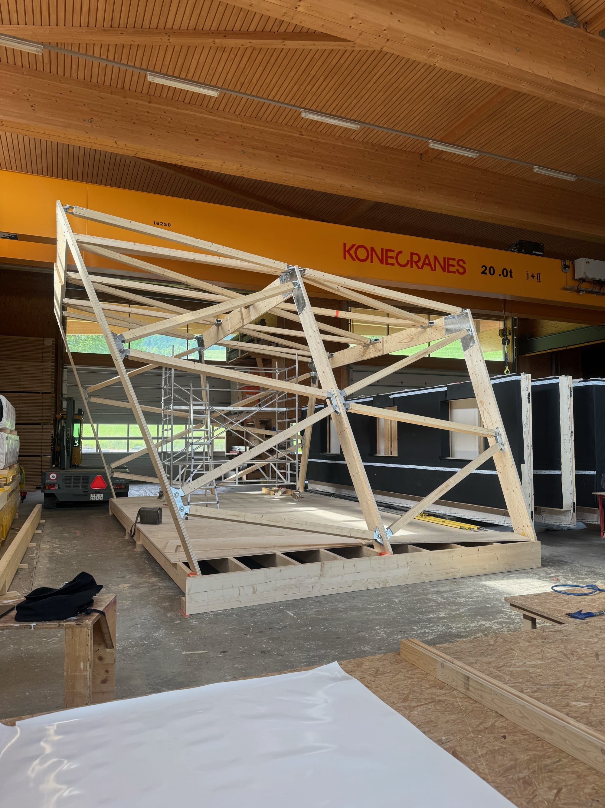 Construction en bois en cours dans un hall