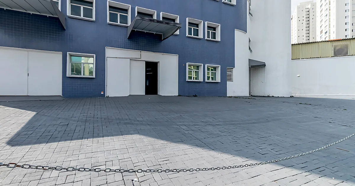 Prédio comercial na Avenida Marquês de São Vicente, 2800
