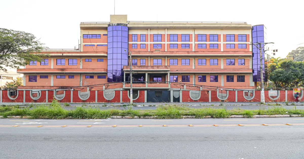Prédio comercial na Avenida Pirajussara, 1495
