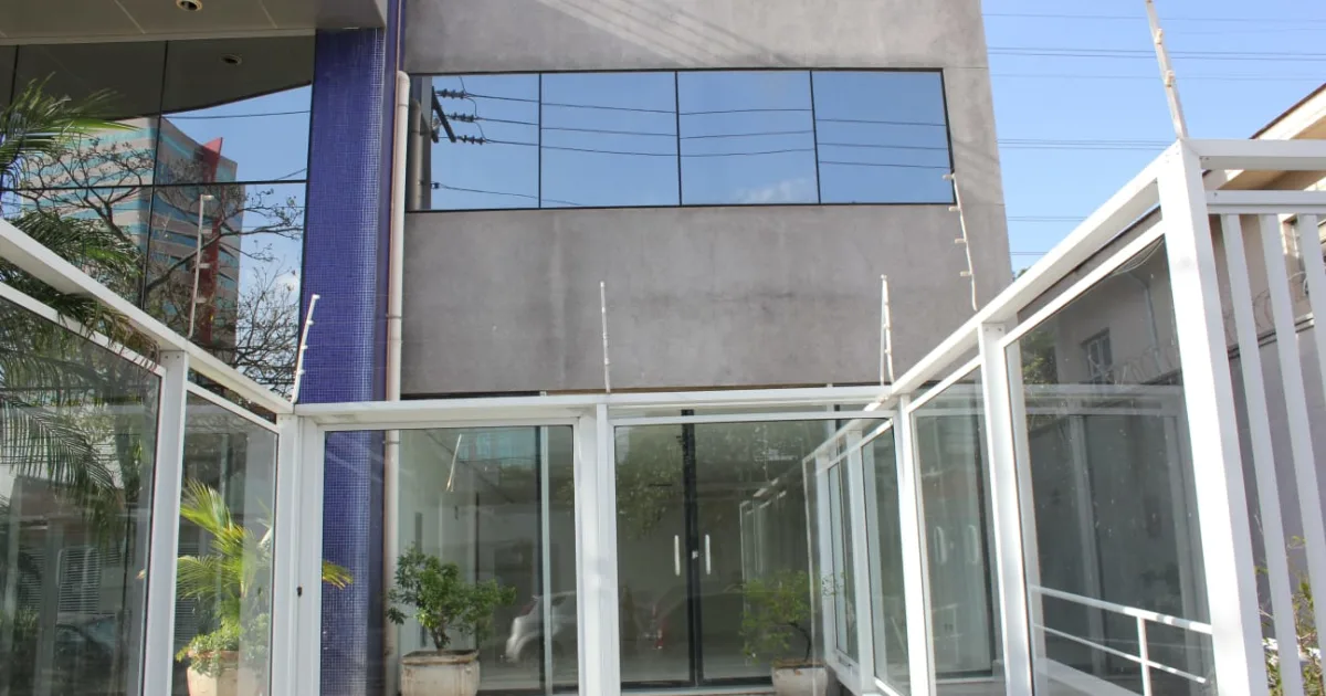 Prédio comercial na Rua Rio da Prata, 139