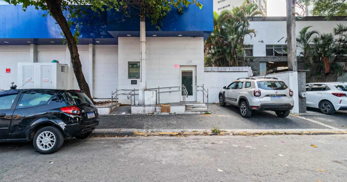 Prédio comercial na Rua Salvador Garcia, 39