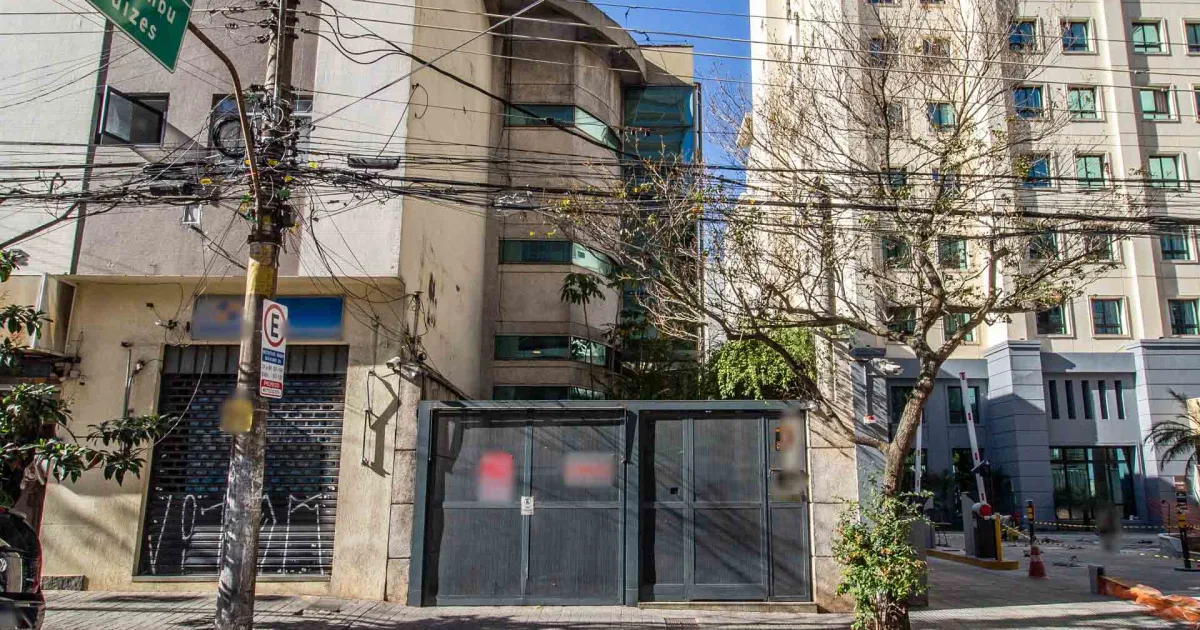 Prédio comercial na Rua Capote Valente, 528