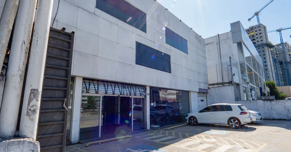 Prédio comercial na Avenida Presidente Tancredo Neves, 100