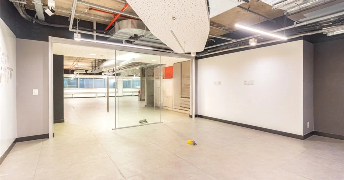 Prédio comercial na Avenida Doutora Ruth Cardoso, 5777