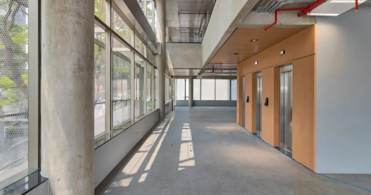 Prédio comercial na Avenida Adolfo Pinheiro, 1202