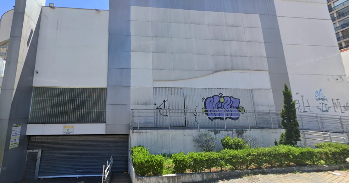 Prédio comercial na Rua Bernardino de Campos, 25