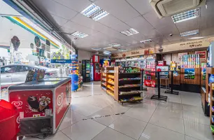 Avenida Maria Luiza Americano, 2801, Loja 1