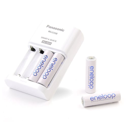 Panasonic eneloop con 2 batterie eneloop AA Cavo USB Incluso Caricatore Micro USB per 2 batterie Ni-MH AA//AAA