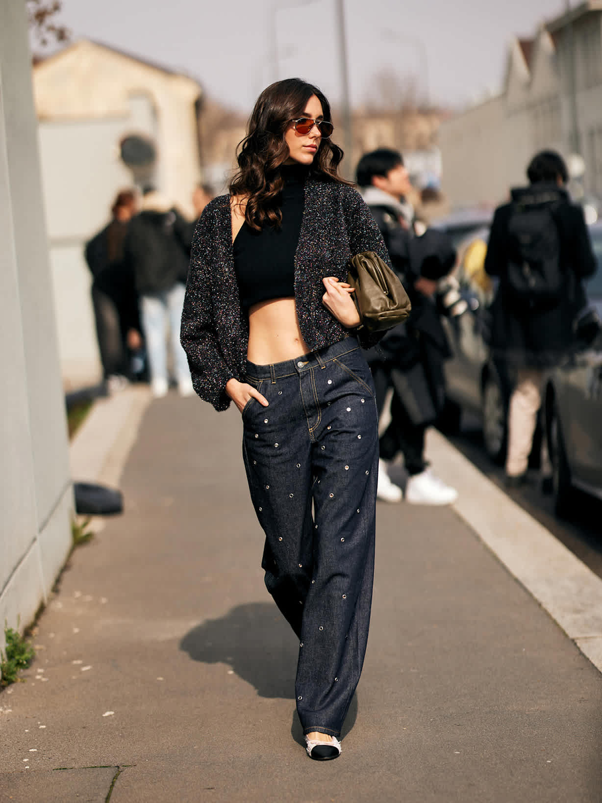 Frau trägt eine Statement-Denim mit Nieten