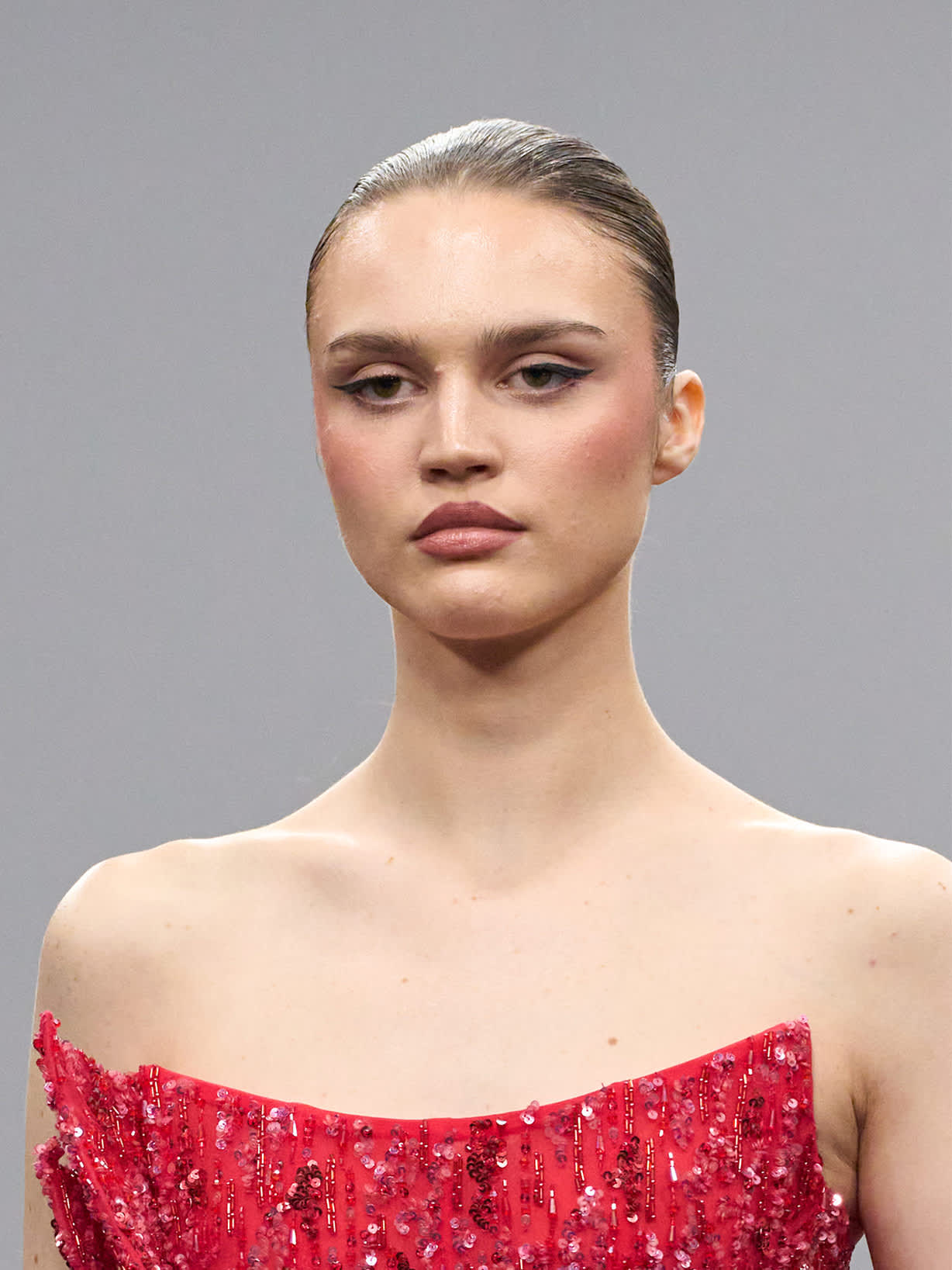 Dunkelblonde Frau trägt schwarzen Eyeliner mit natürlichem Make-up