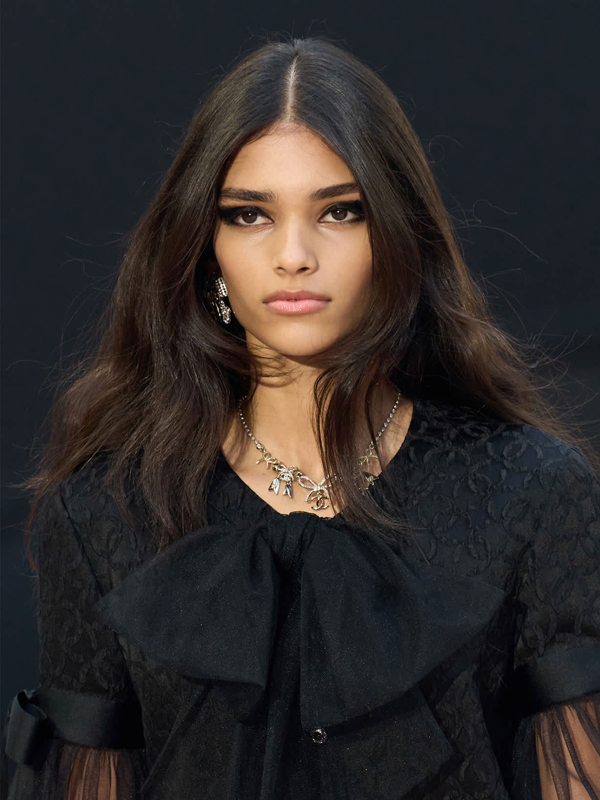 Brünette Frau trägt dunkle Smokey Eyes als Make-up-Trend