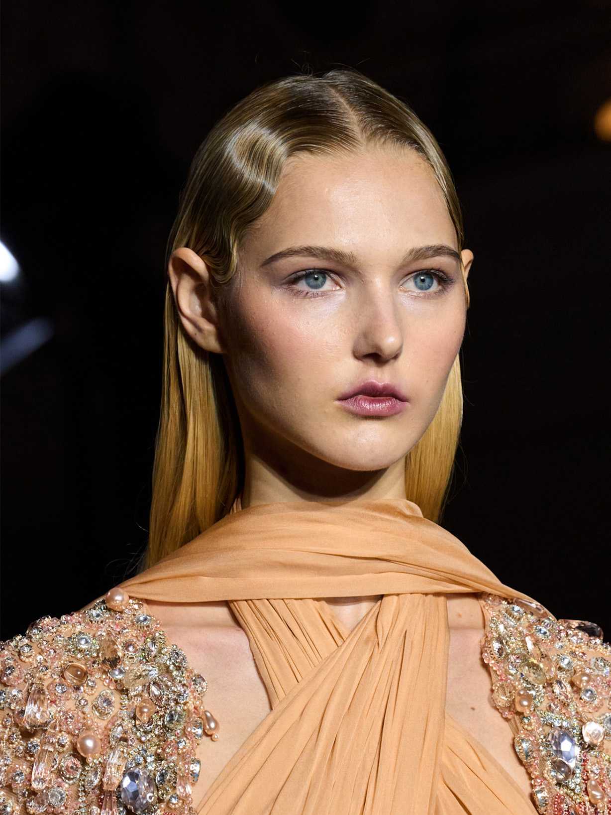 Blonde Frau trägt den Make-up-Trend Ombré Lips in Beerentönen