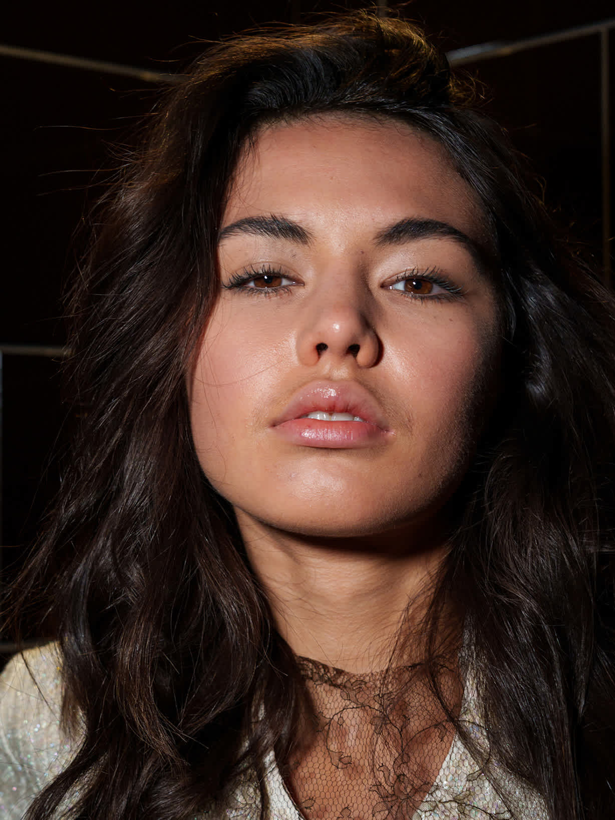 Brünette Frau trägt den Make-up-Trend Glossy Lips