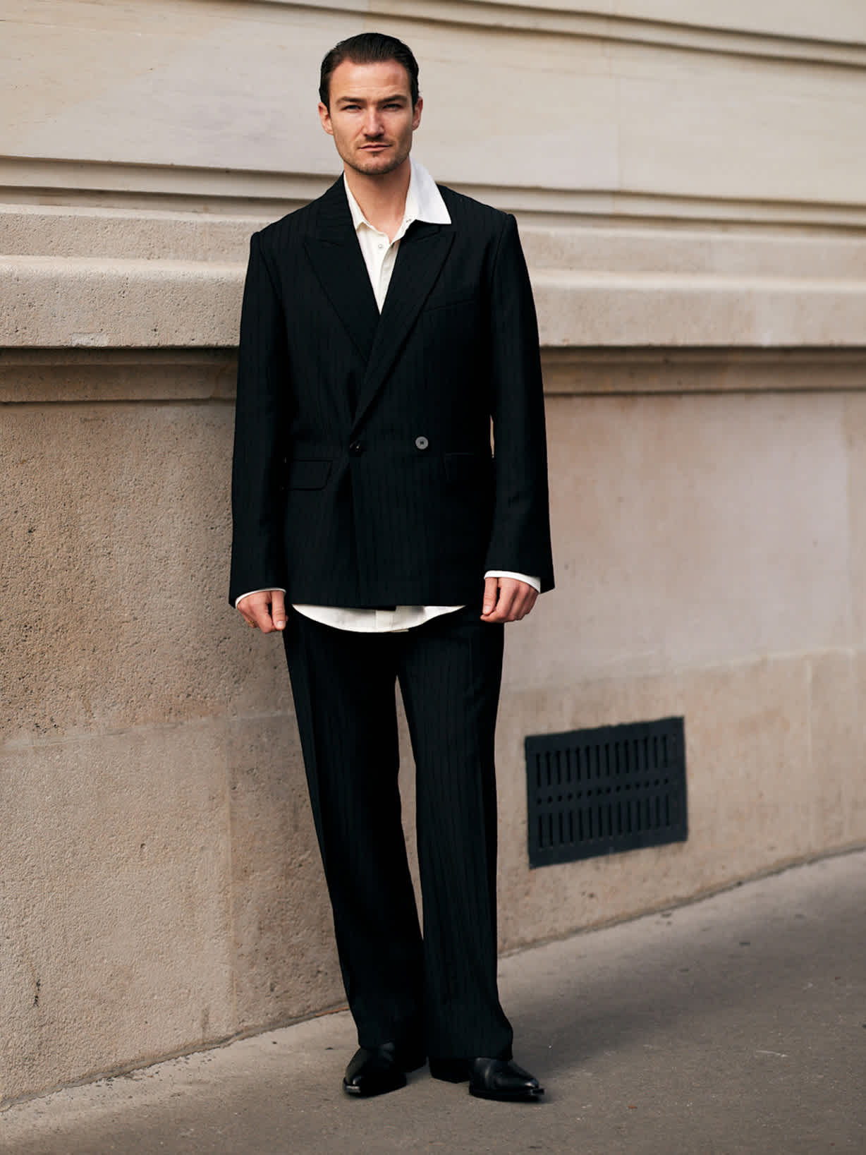 Mann trägt ein elegantes Sakko mit Hemd und passender Hose