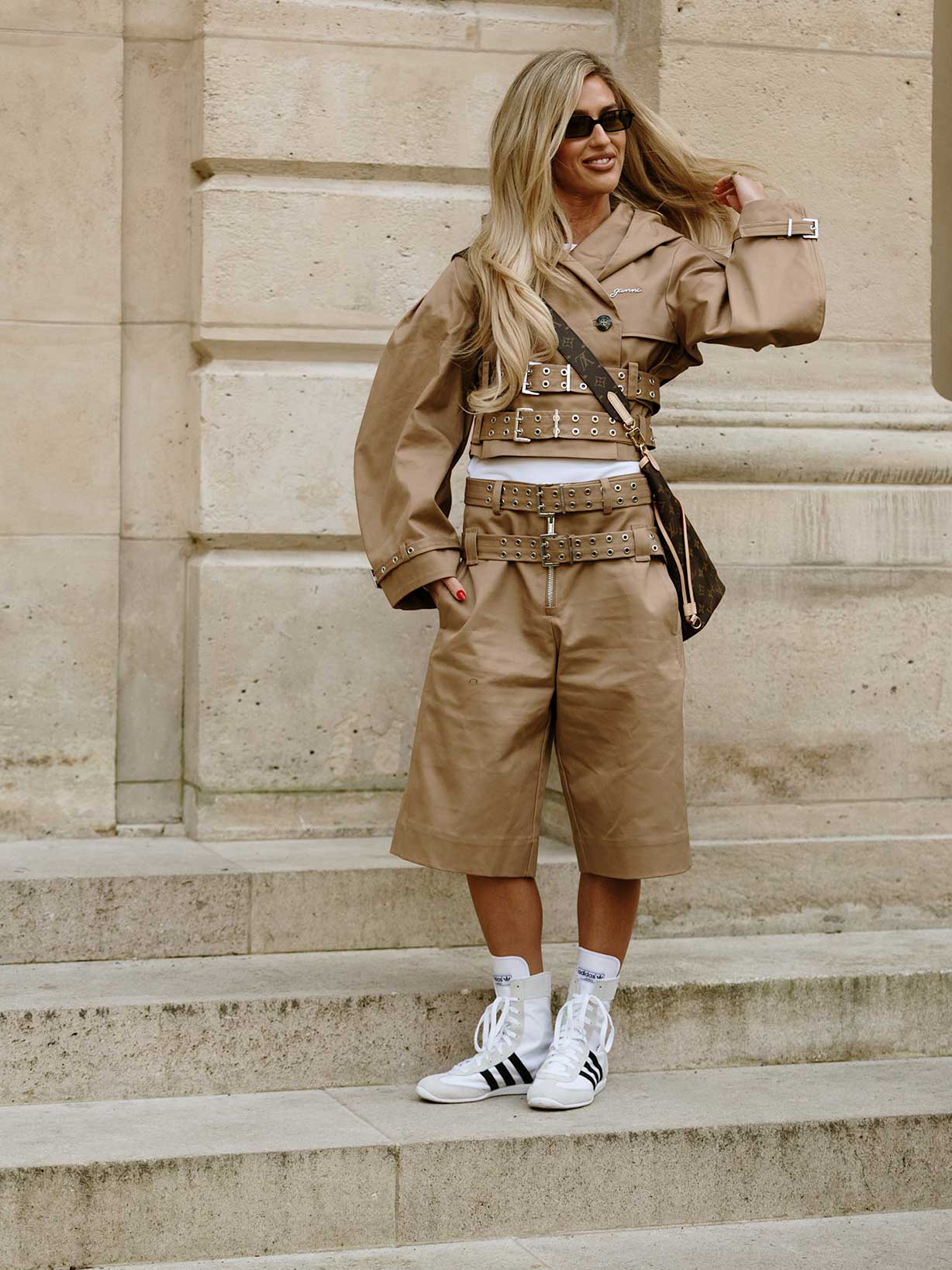 Frau trägt High-Top-Sneaker in Boxing-Aesthetic zu einem beigen Set