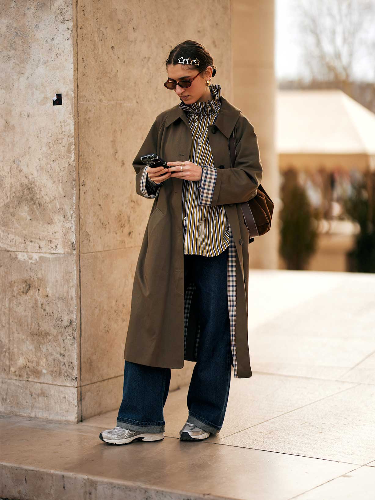 Frau trägt den Sneaker Trend 2026 Retro Sneaker zu einem Casual Look