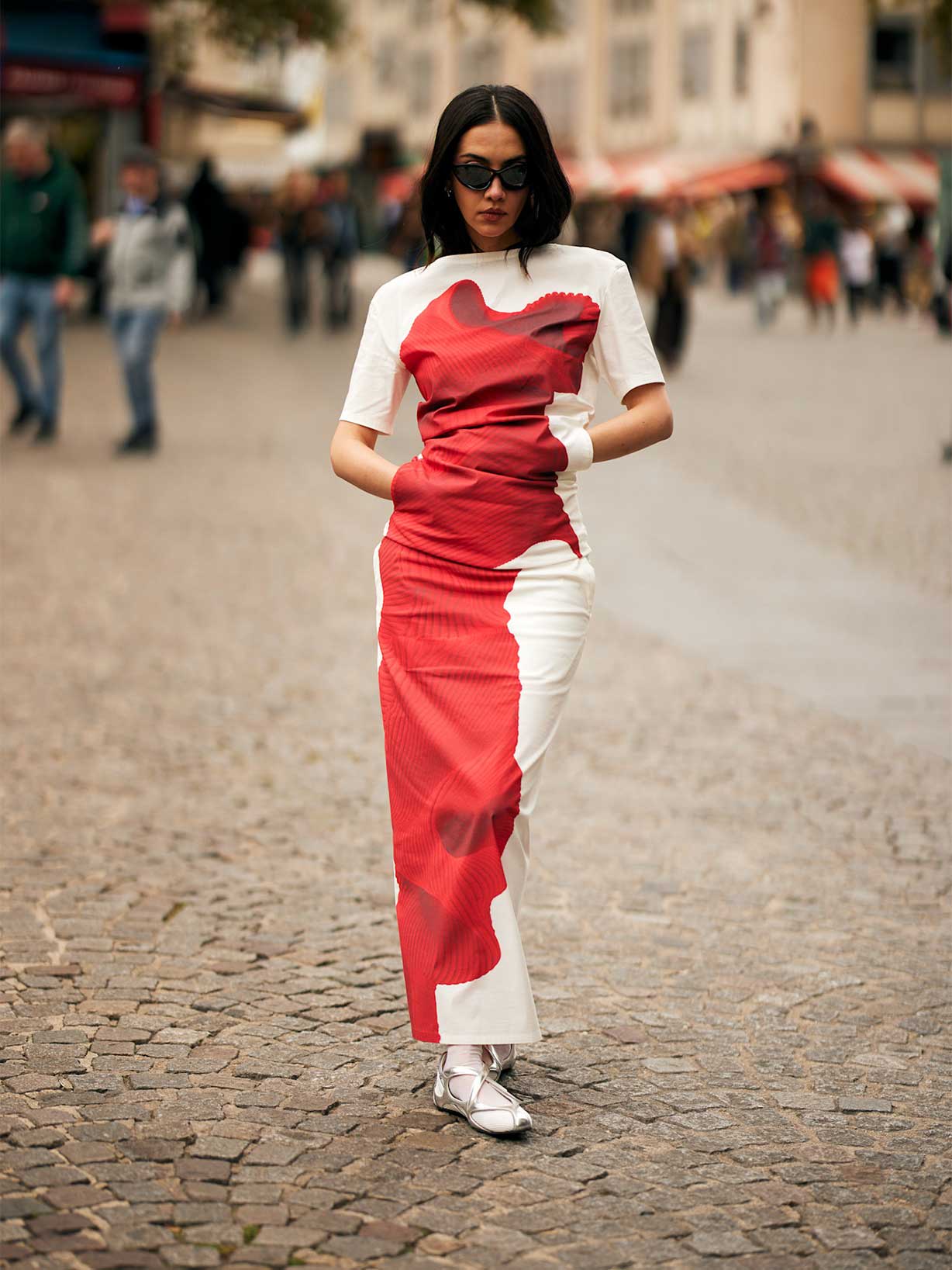 Frau trägt zu einem Kleid den Trend-Sneaker Sneakerina 
