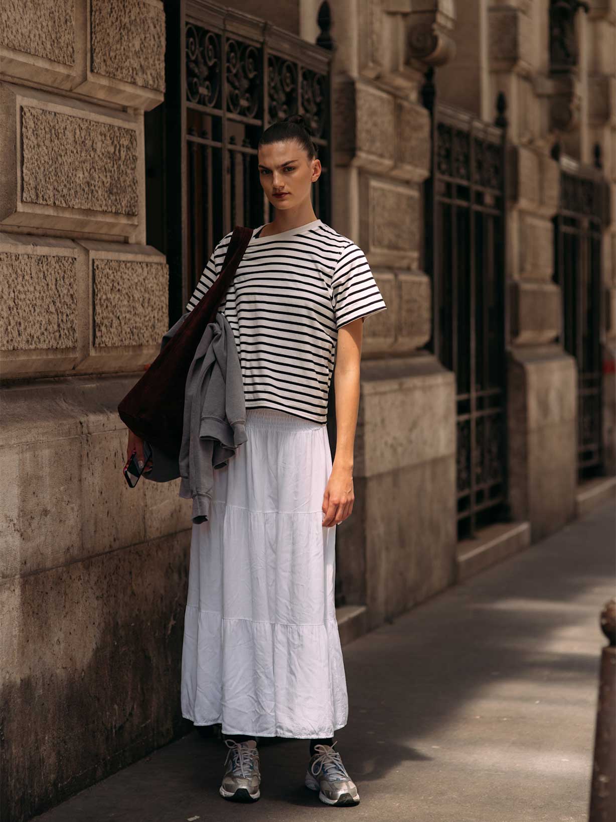 Frau trägt zu einem Maxirock angesagte Running Sneaker