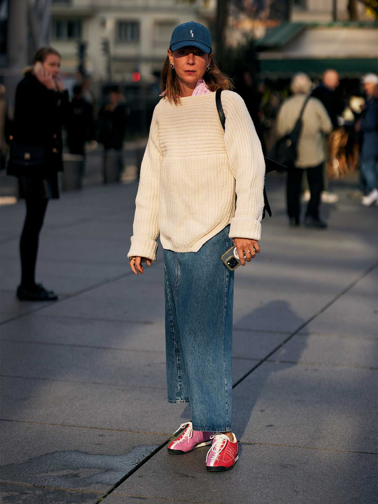 Frau trägt Low Flat Sneaker Trend in Biclolor zu Jeans und Pullover