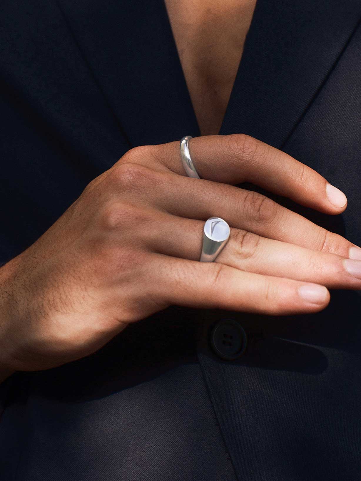 Frau trägt einen silbernen Siegelring