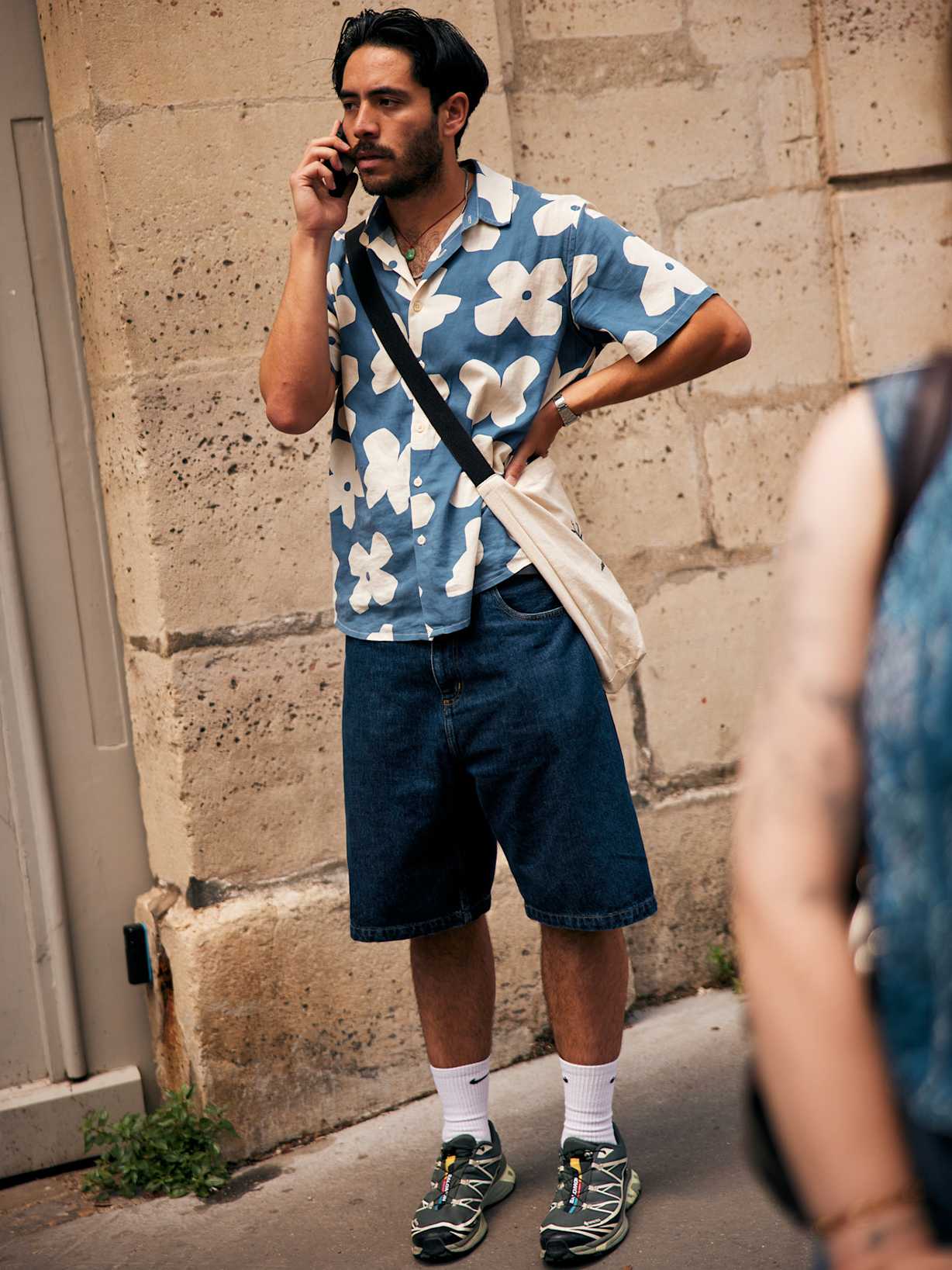 Mann kombiniert seine City-to-Trail Sneaker im Gorpcore-Style