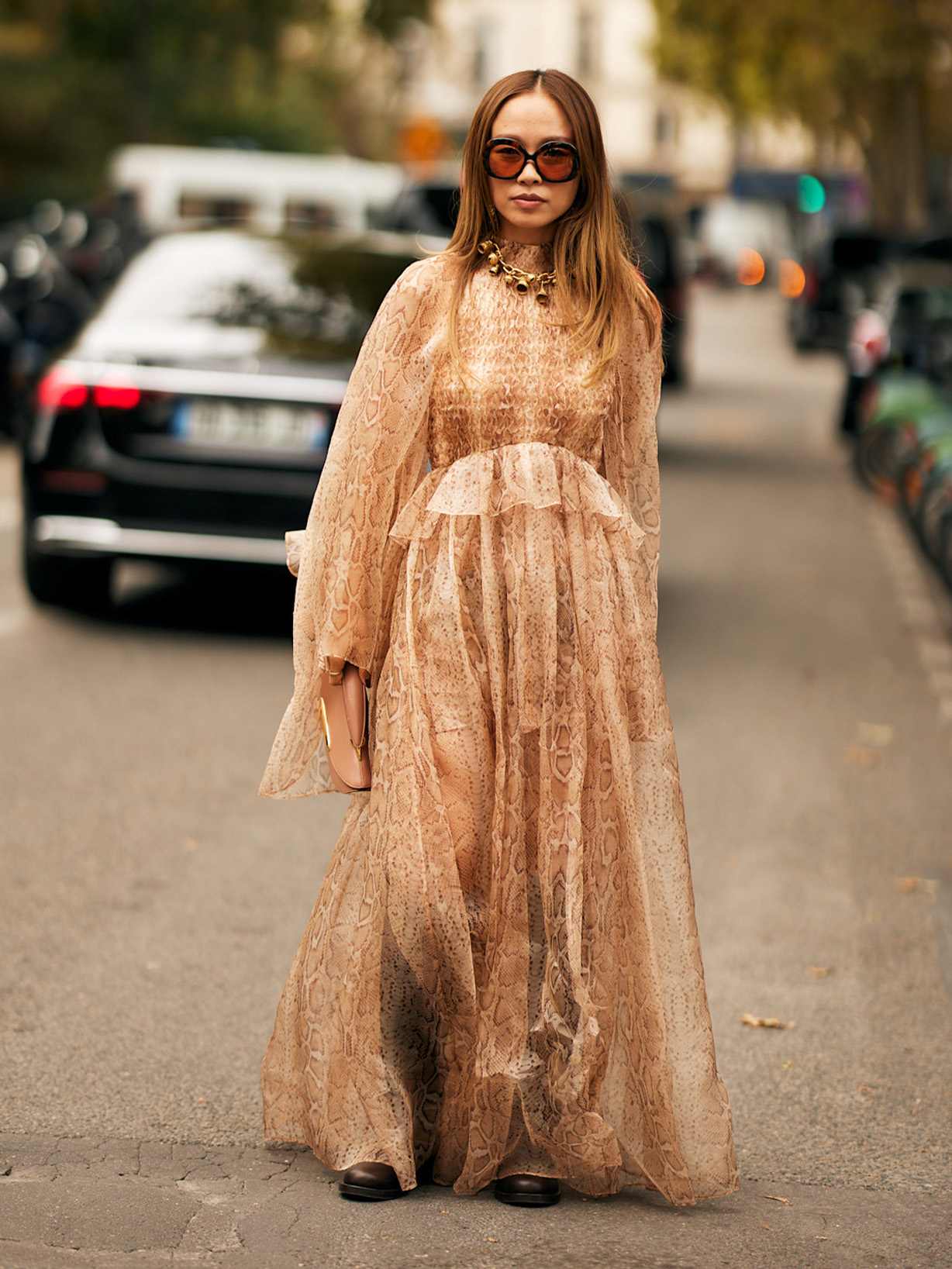 Frau trägt ein langes fließendes Kleid aus Tüll und Spitze in einem Pfirsich-Farbton im Boho-Stil