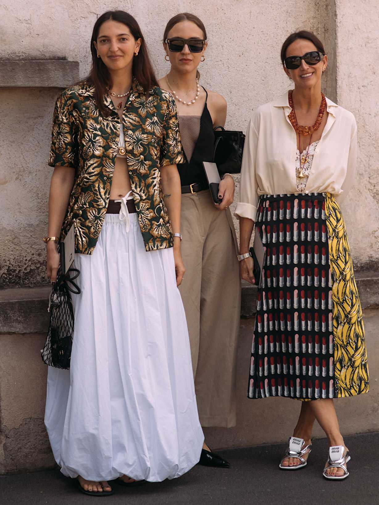 Drei Frauen tragen Outfits im Boho-Style und Bluse und Röcke mit folkloristischen Muster im Ethno-Stil